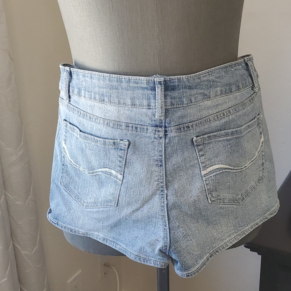 Denim shorts - Picture 2 of 4